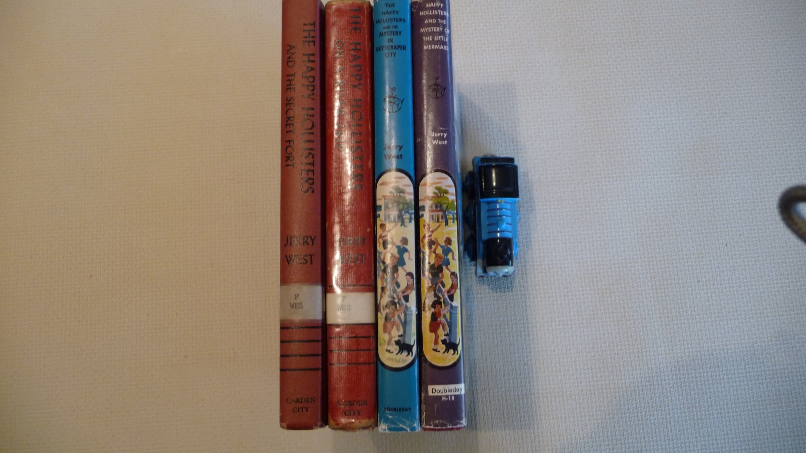 Lot of four „Happy Hollisters books“ by Jerry West