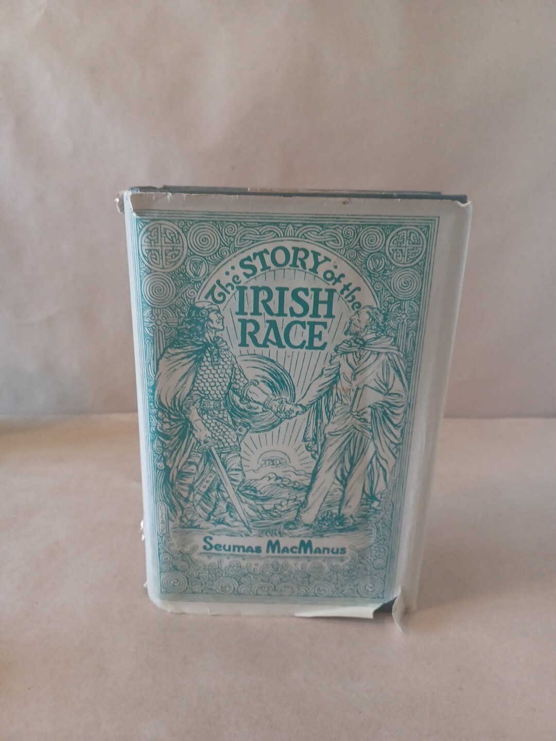 STORY OF THE IRISH RACE by SEUMAS MACMANUS; EUROPEAN IRELAND HISTORY (1981)