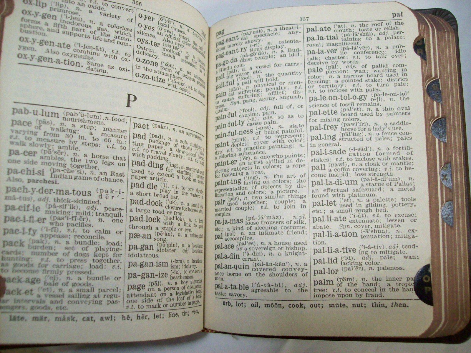 1925 THE NEW UNIVERSAL DICTIONARY JOHN C. WINSTON COMPANY LEATHER BOUND