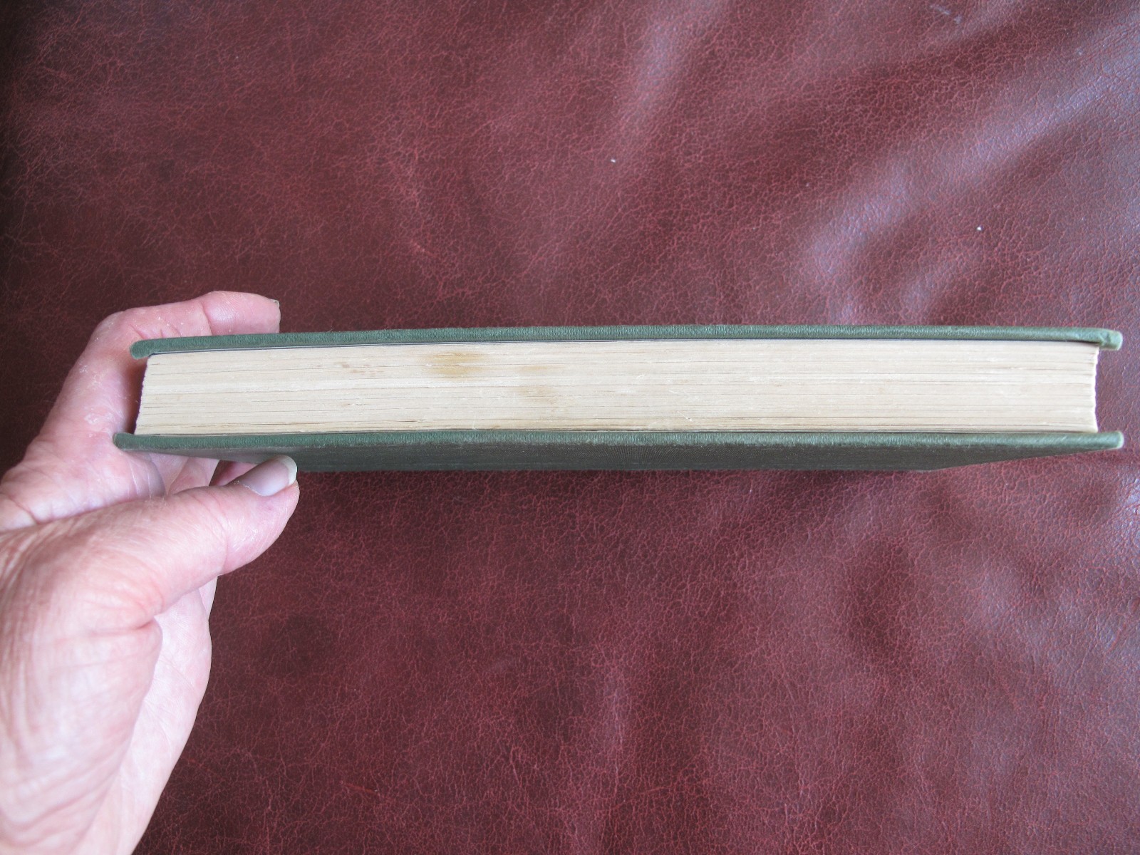 THE HOBBIT – J.R.R. TOLKIEN – 4TH EDITION/5TH IMPRESSION 1985.