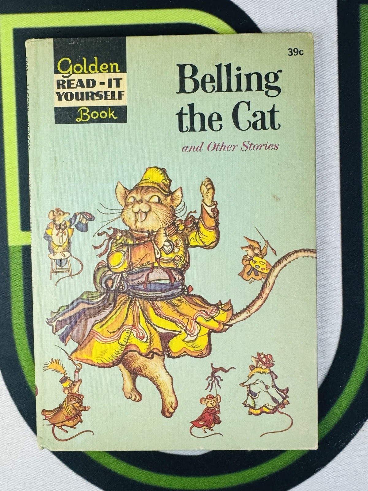 BELLING THE CAT (A Golden Read-it-yourself Book) by Leland B. Jacobs