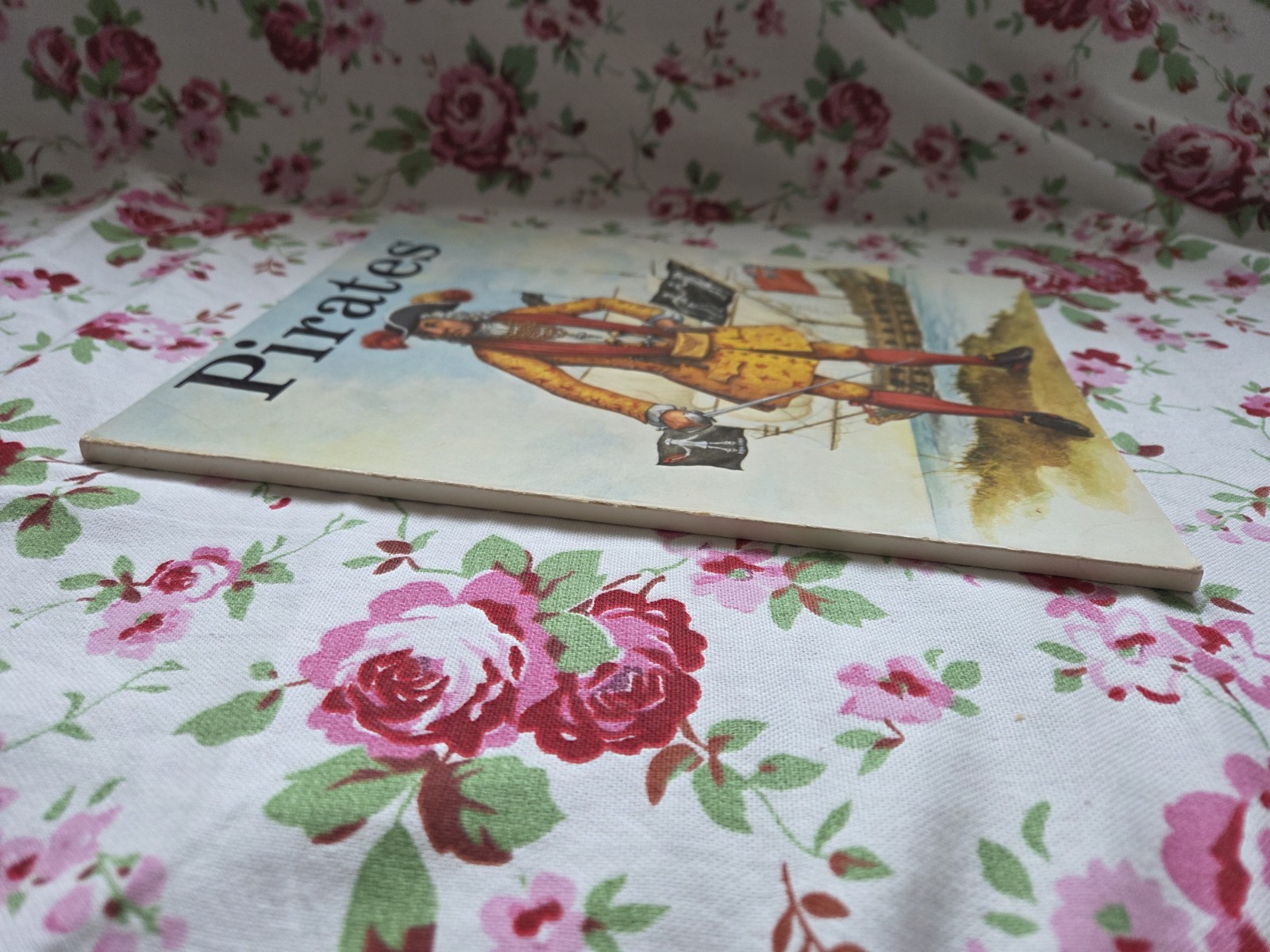 Retro ‚Pirates‘ By Harry Knill Paperback Book Children’s 1975 Jolly Reader