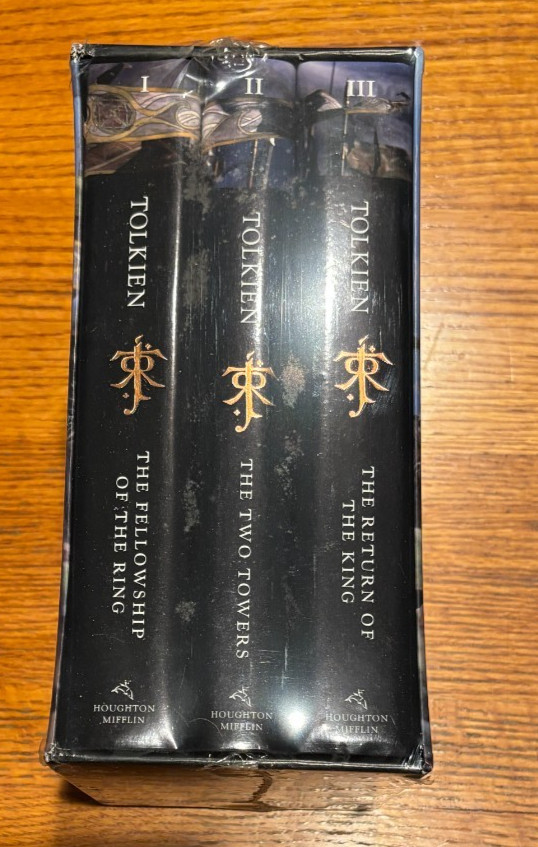 Lord of the Rings – 3 volume set in sealed slipcase -film Fine condition 2001-03