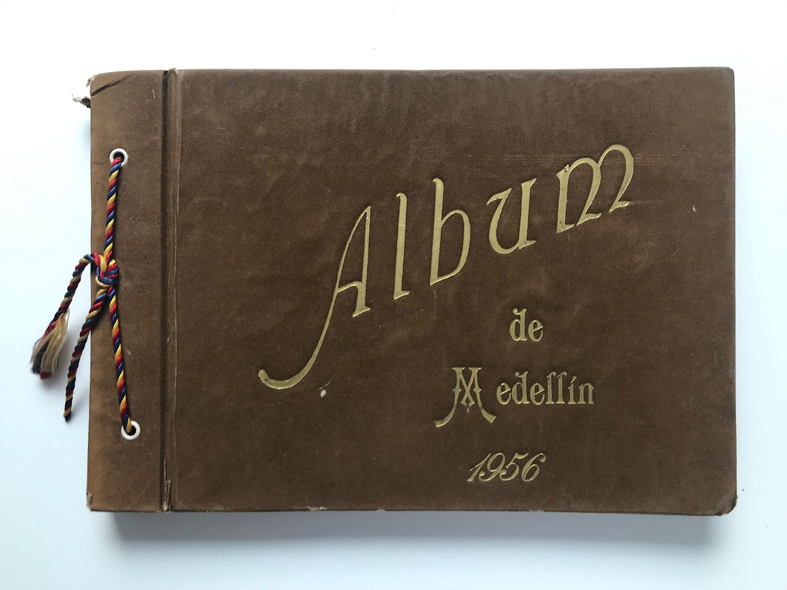Album de Medellin, (in Portuguese and English), Reyes, Pedro I.