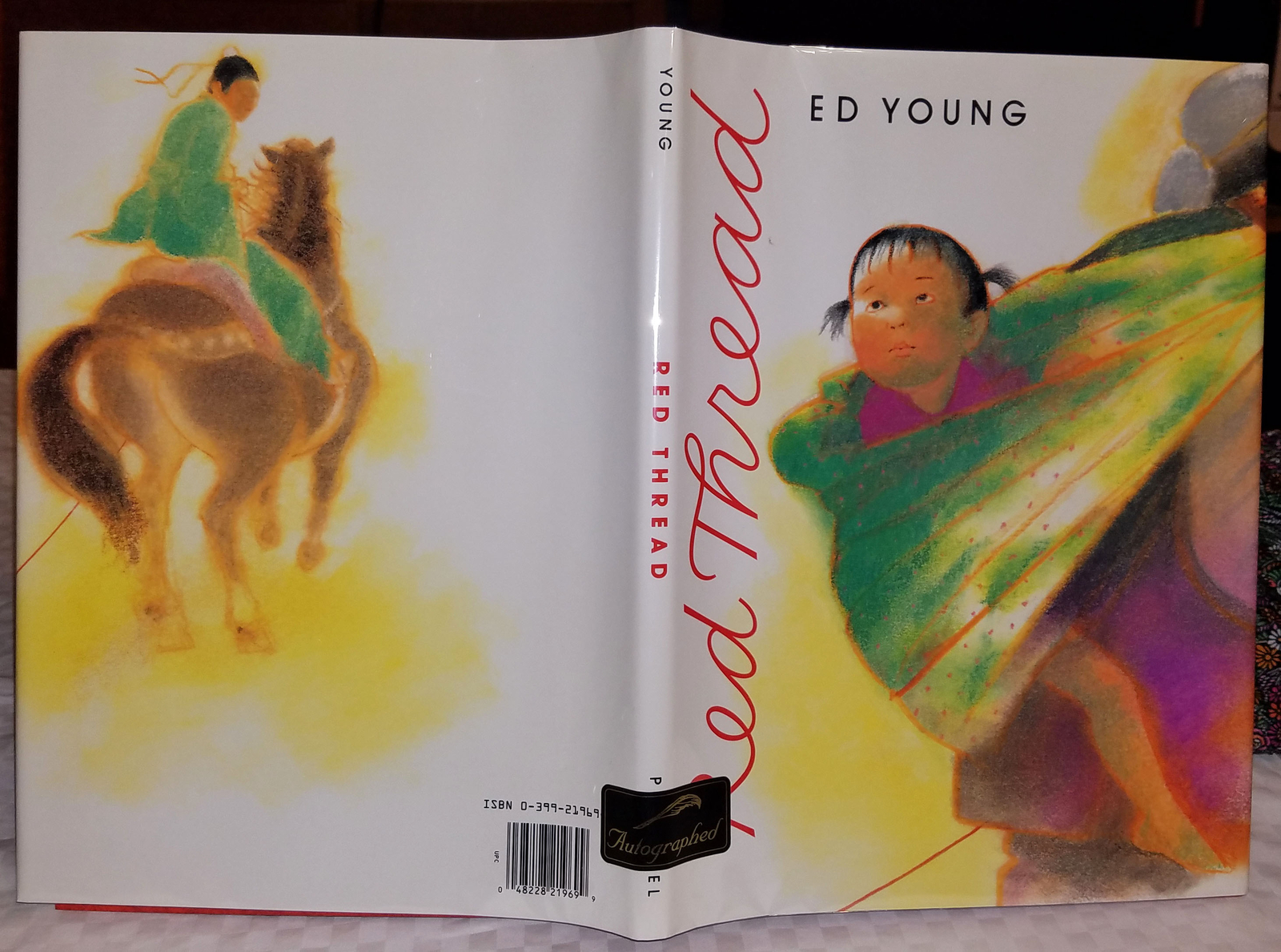 Young, Ed: Red Thread ** Signed ** Caldecott Illustrator ** HB/DJ 1st/1st