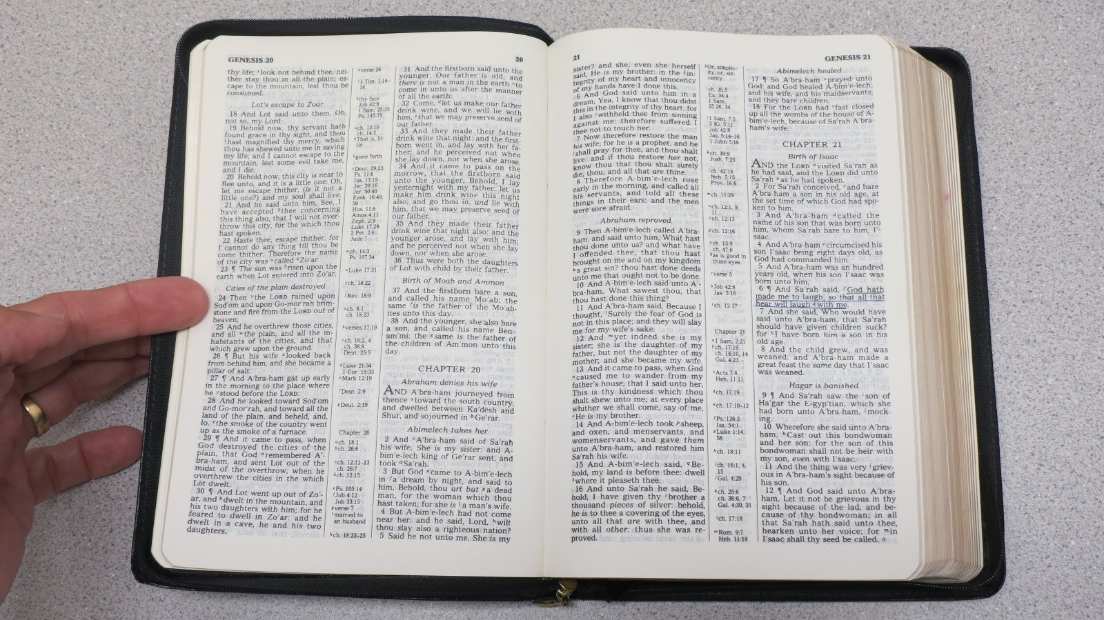 Crown Reference Bible KJV Broadman Holman – bonded black leather with zipper