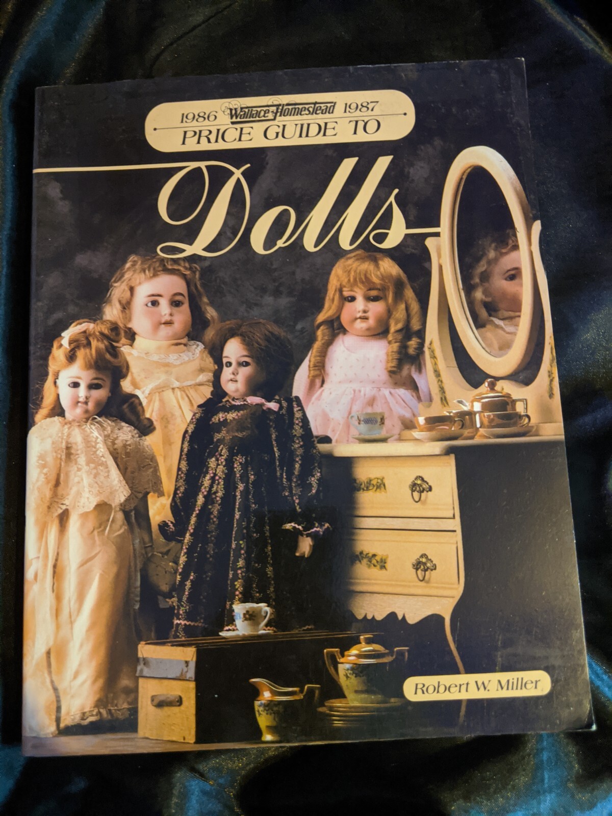 WALLACE-HOMESTEAD PRICE GUIDE TO DOLLS: 1986-1987 By Robert W. Miller
