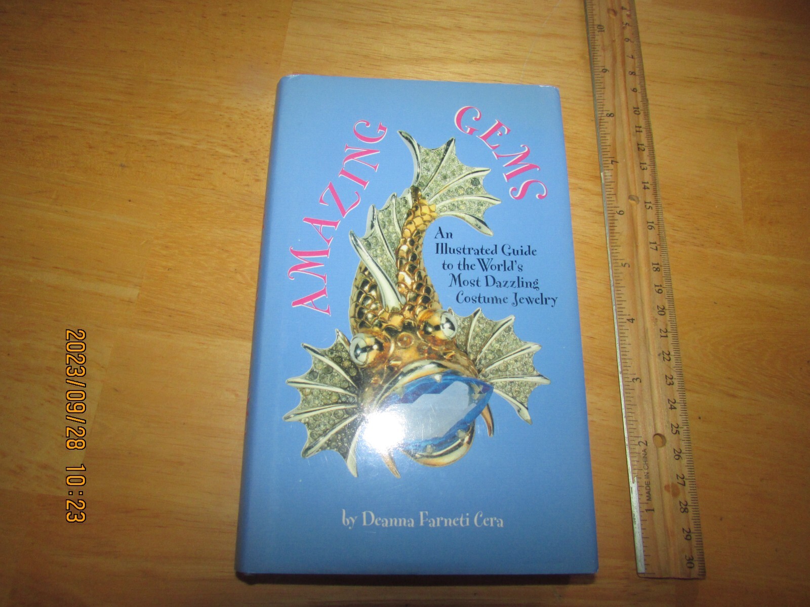 Amazing Gems : An Illustrated Guide to the World’s Most Dazzling Costume Jewelry