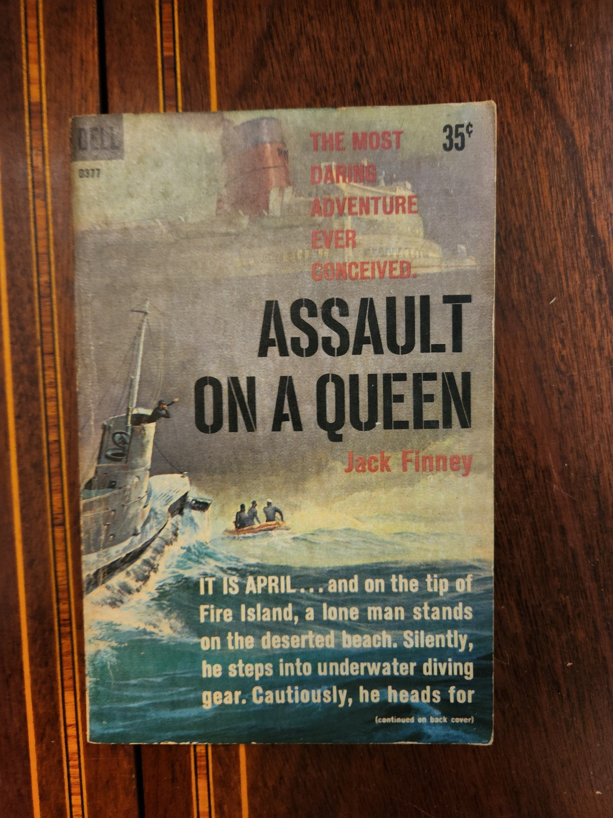 ASSAULT ON A QUEEN JACK FINNEY VINTAGE DELL # D377 1960 VG+ NF