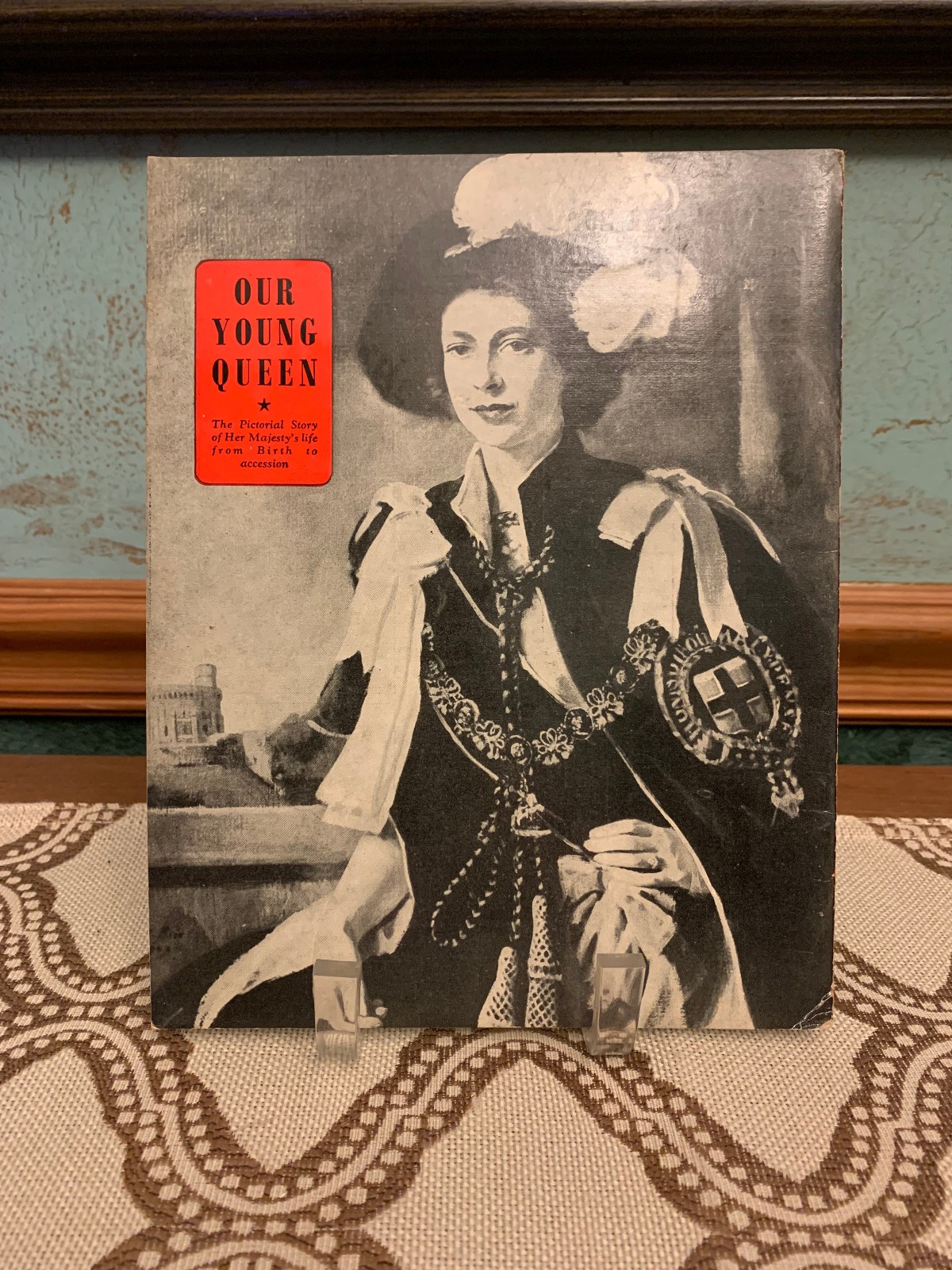 The Pictorial Life Story of OUR YOUNG QUEEN – Revised Edition Pitkins Souvenir B