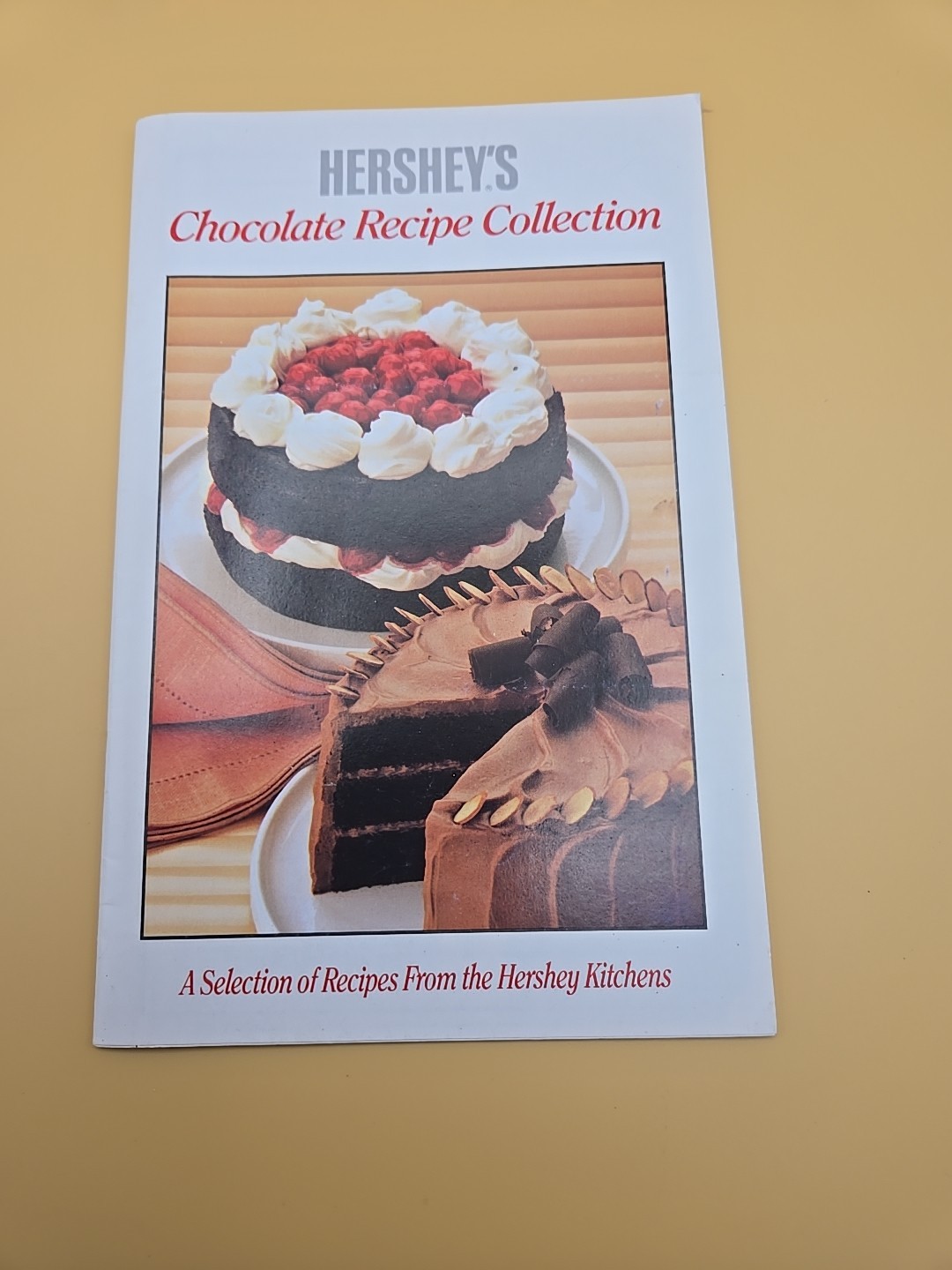NICE VINTAGE 1989 PROMOTIONAL COOKBOOK „HERSHEY’S CHOCOLATE RECIPE COLLECTION“