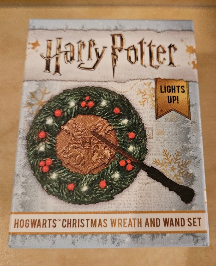 Harry Potter: Hogwarts Christmas Wreath and Wand Set: Lights Up! (RP Minis)