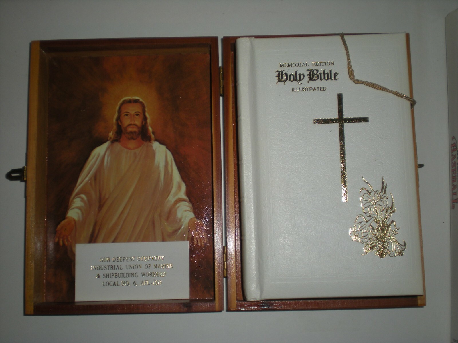 Vtg 1976 Holy Bible Illustrated Memorial & Catholic Edition in Wooden Box Union