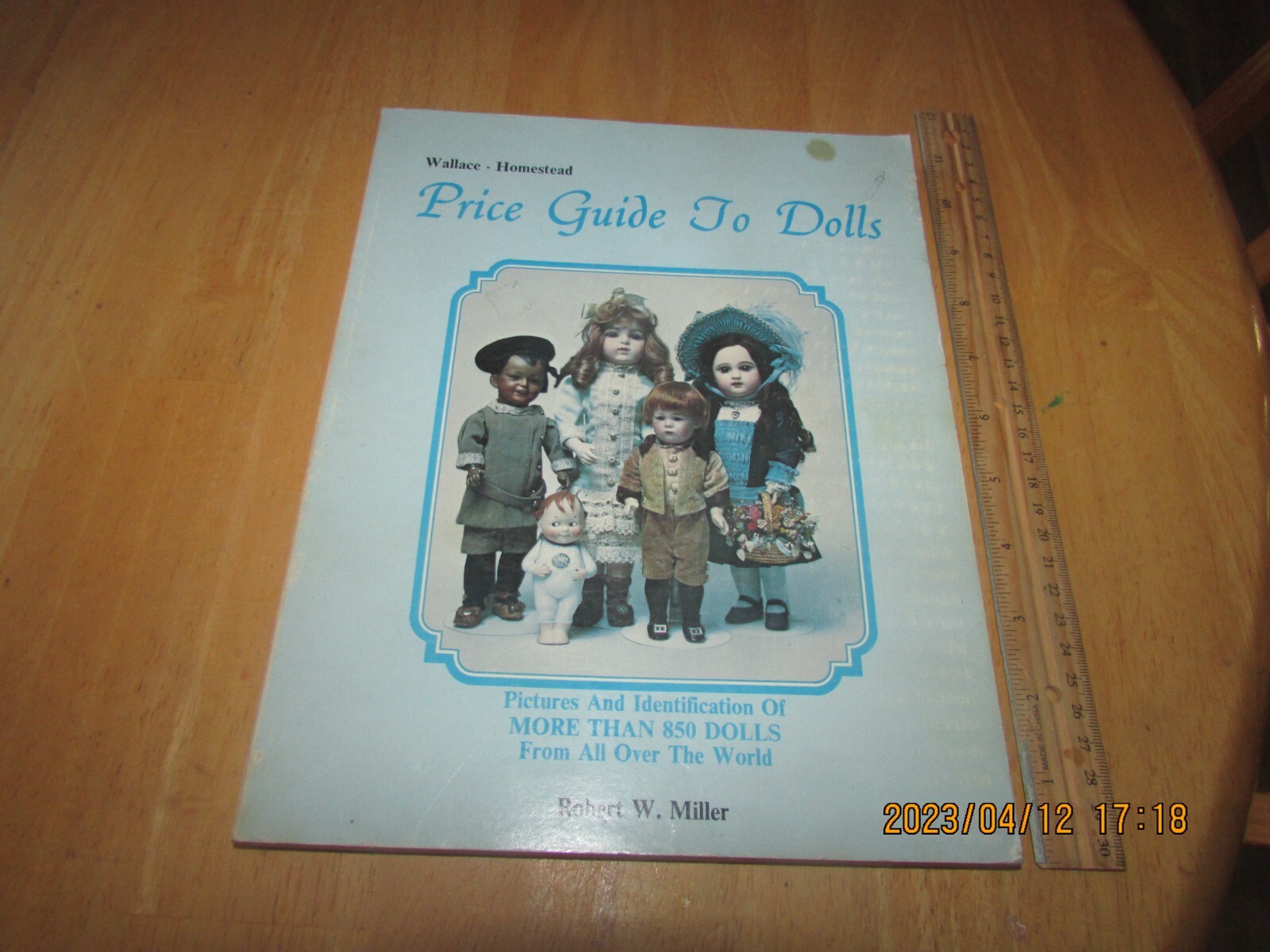 Wallace-Homestead Price Guide To Dolls by Robert Miller (1975, Trade Paperback)