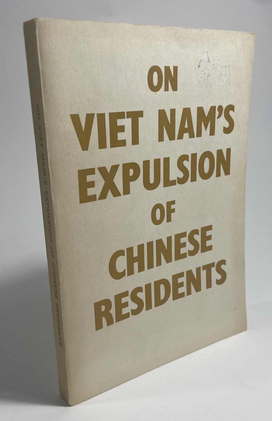 Foreign Languages Press / On Viet Nam’s Expulsion of Chinese Residents 1st 1978