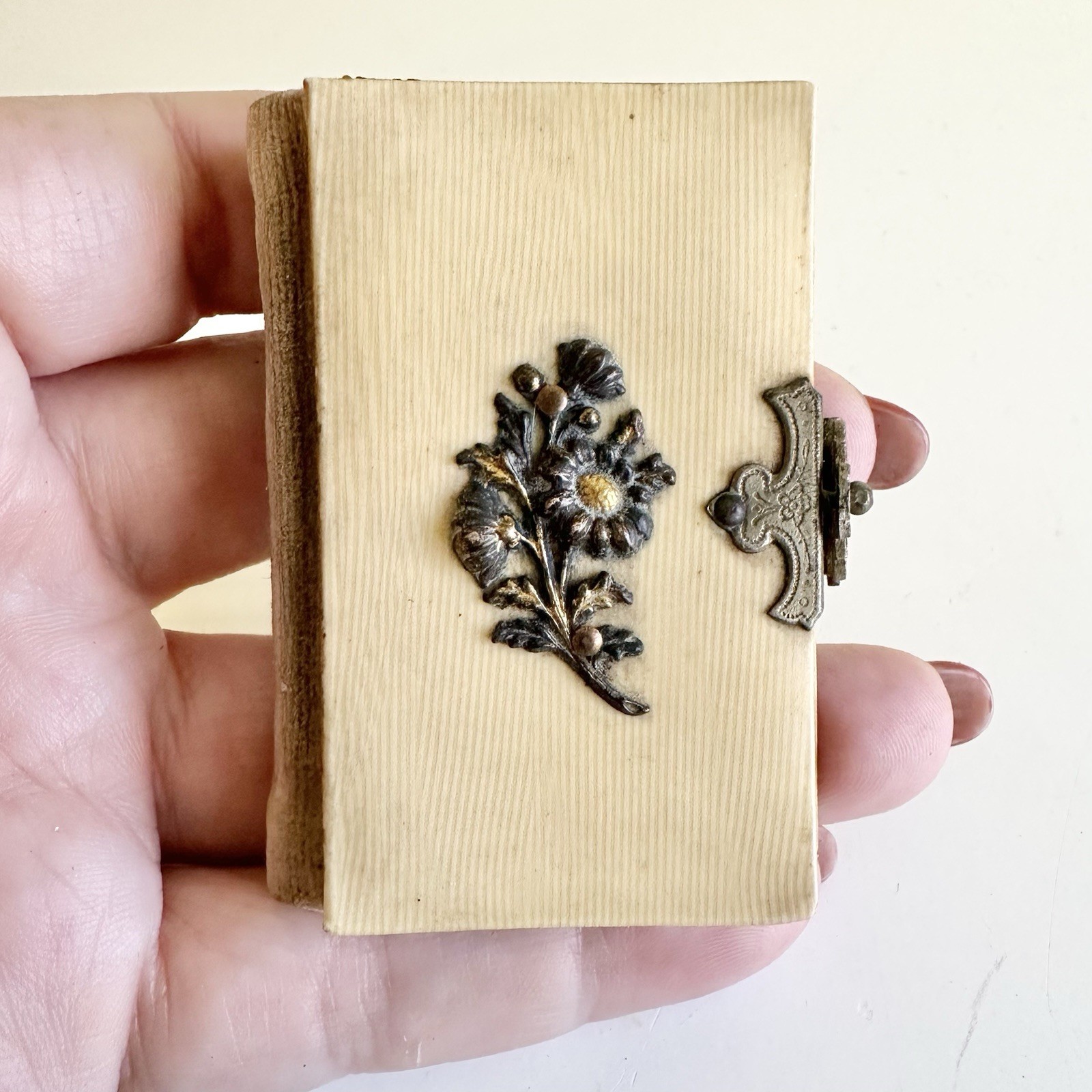 Antique 1900 Italian Miniature Prayer Book | Affetti a Dio | Celluloid Clasp 3″