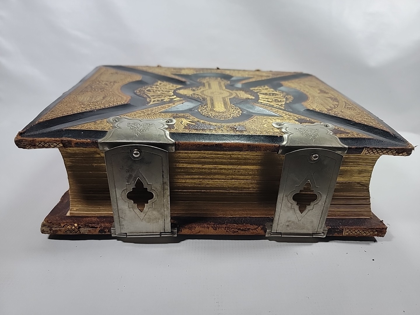 1920’s Pronouncing Parallel Red Letter Bible Leather Bound w/ Clasps (SEE PICS)