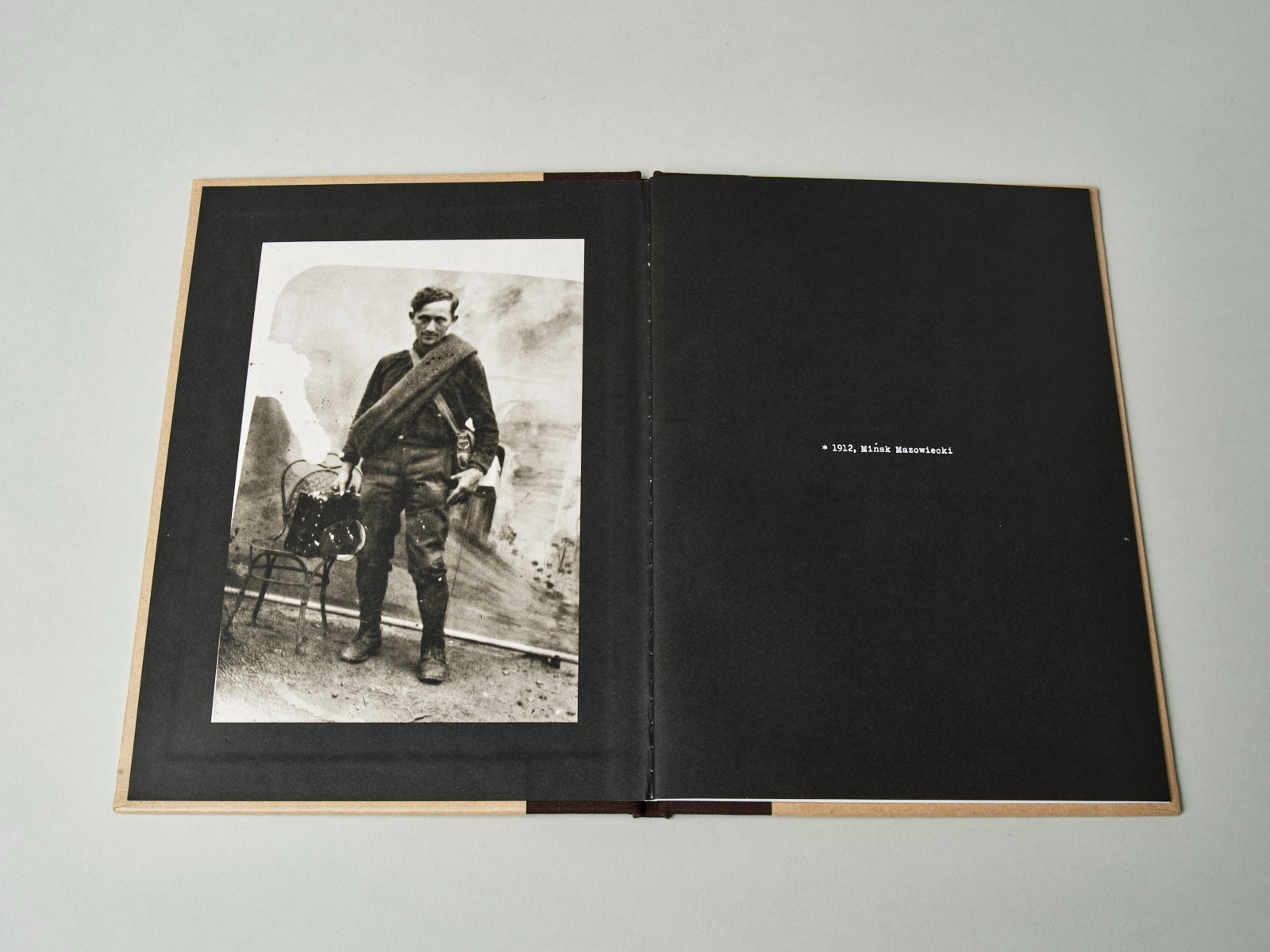 Leon Borensztein: „Tata“ Nazraeli Press One Picture Book Two #11 (1st Ed, 2019)