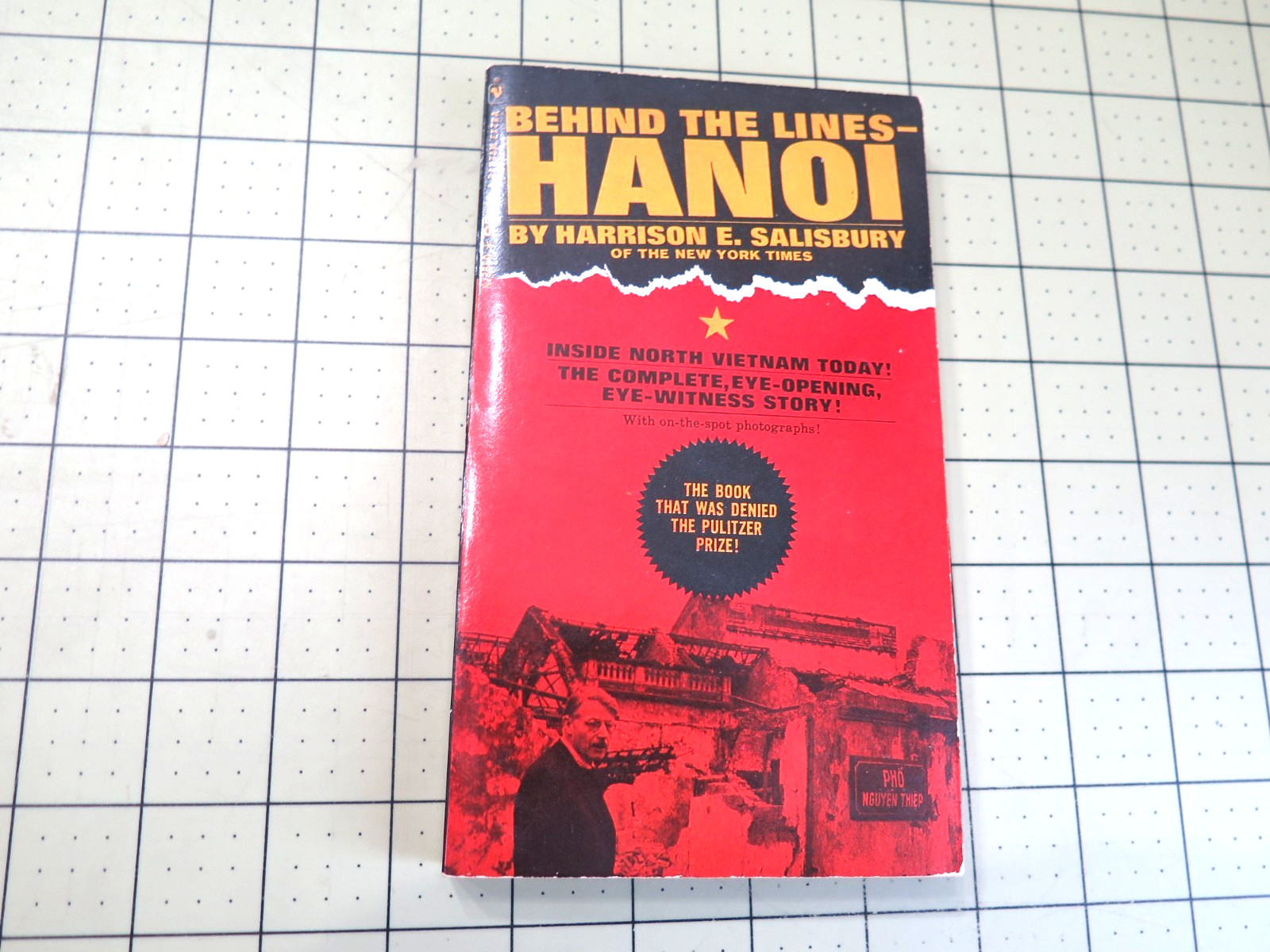 BEHIND THE LINES-HANOI Harrison E. Salisbury 1ST Bantam Printing 1967 Paperback