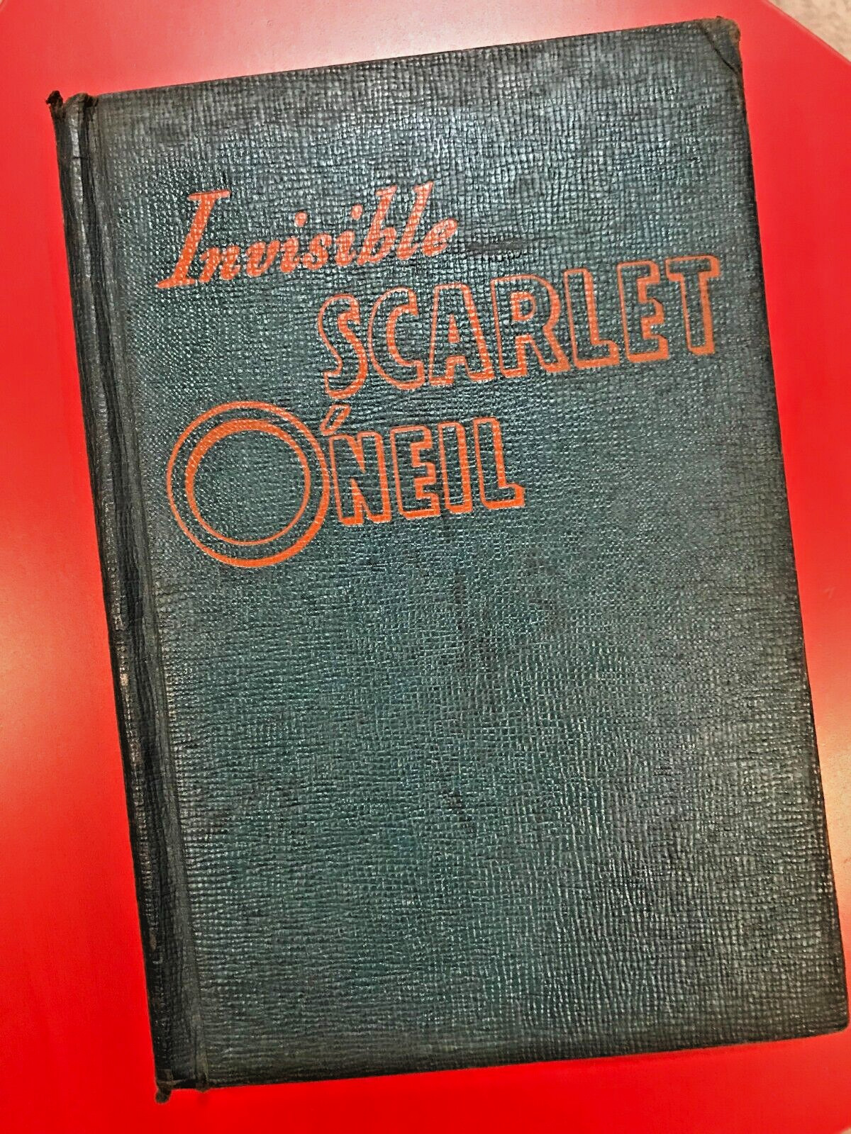 ANTIQUE 1943 CRIME-FIGHTING NOVEL, „INVISIBLE SCARLET O’NEIL,“ BY RUSSELL STAMM
