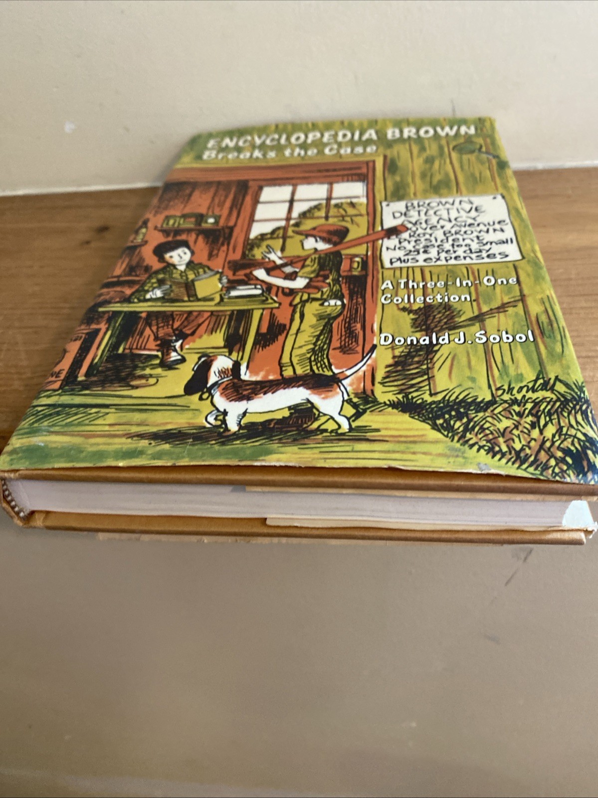 HC Encyclopedia Brown Breaks The Case Book Donald Sobol 1982 HCDJ 30 Cases