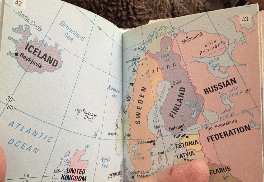 Miniature World Atlas Running Press 1995 Collectible Vintage Hardcover DJ