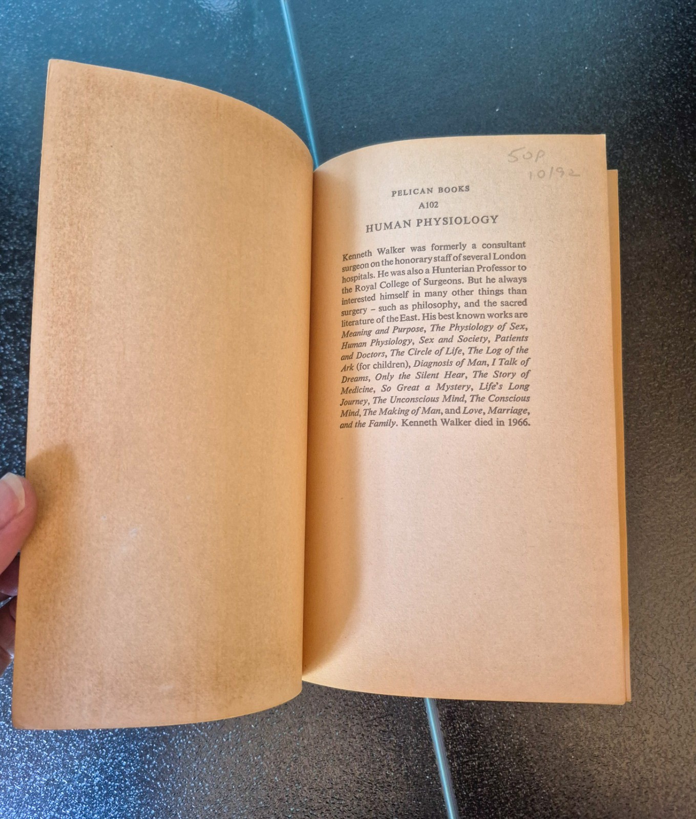 Human Physiology Kenneth Walker 1968 Pelican Vintage Paperback Book A102