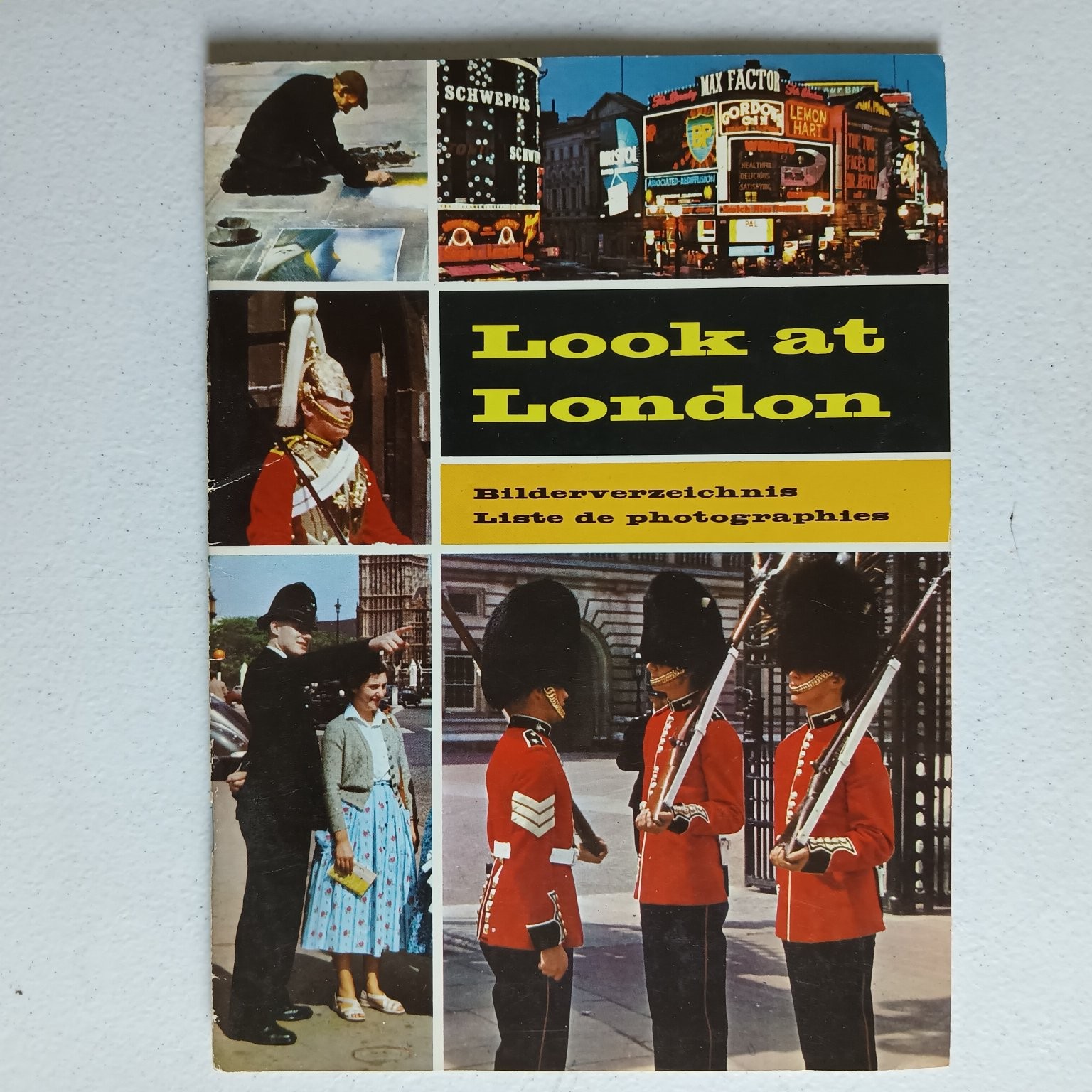Look at London in Colour c. 1960 32 Page Vintage Souvenir Book England UK