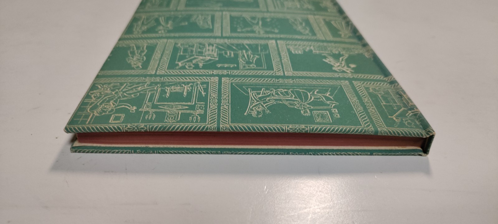 Charles Lamb – A Dissertation Upon Roast Pig & Other Favorite Essays – Slipcase