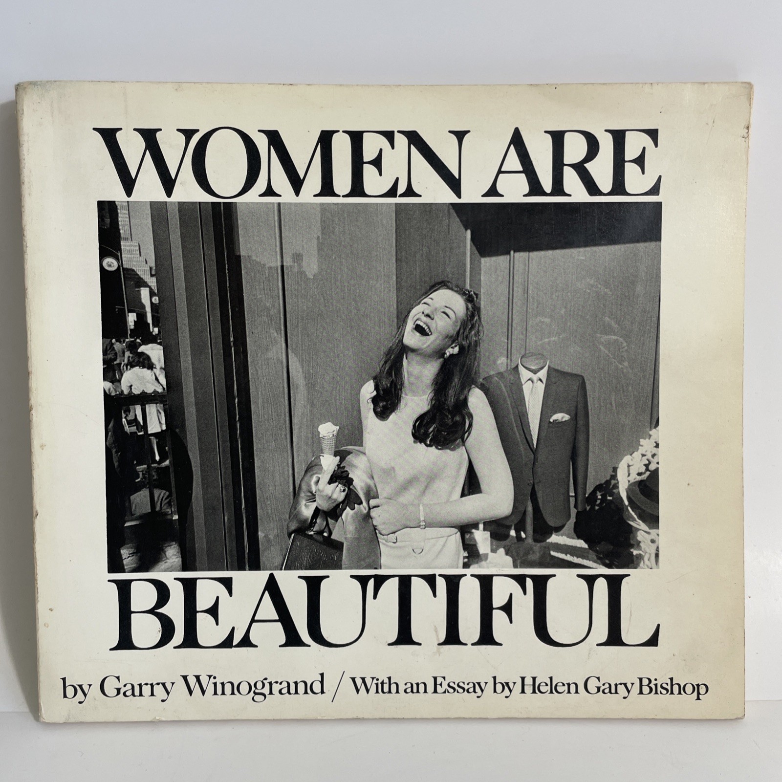 WOMEN ARE BEAUTIFUL by Garry WINOGRAND – 1st Ed 1975 paperback