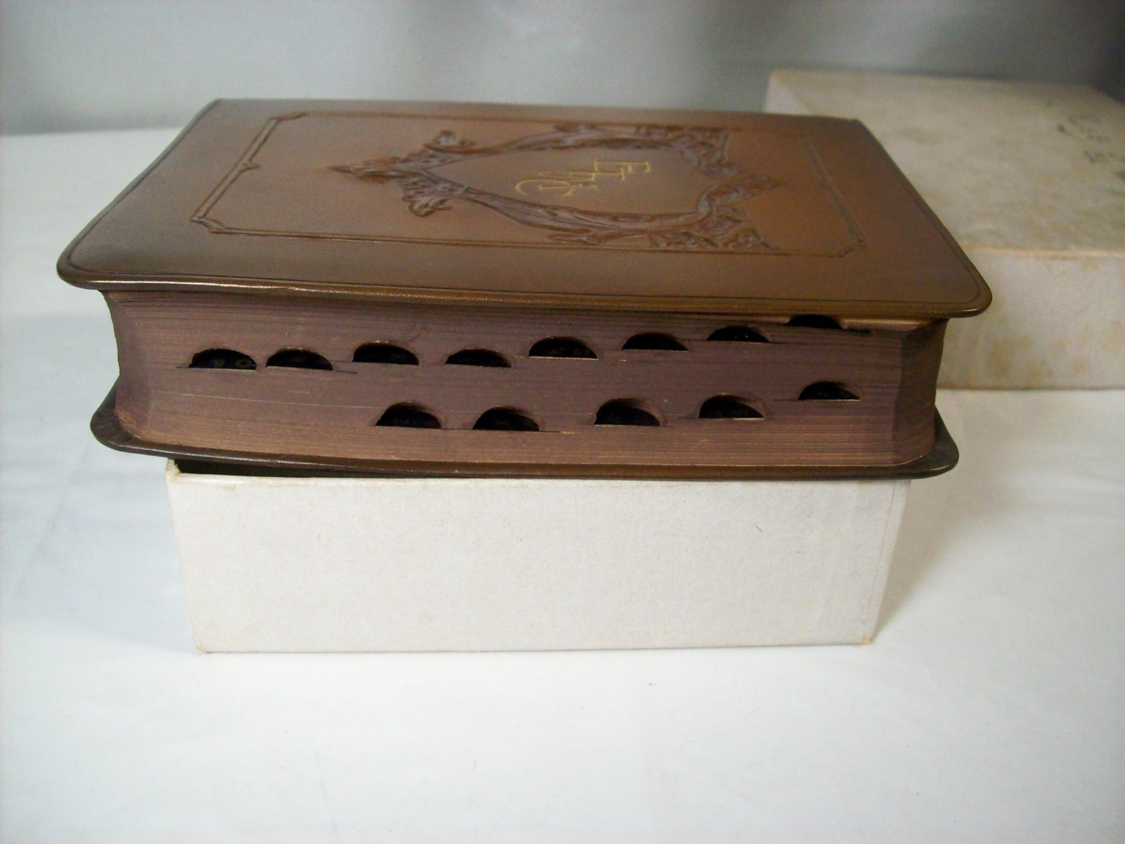 1925 THE NEW UNIVERSAL DICTIONARY JOHN C. WINSTON COMPANY LEATHER BOUND