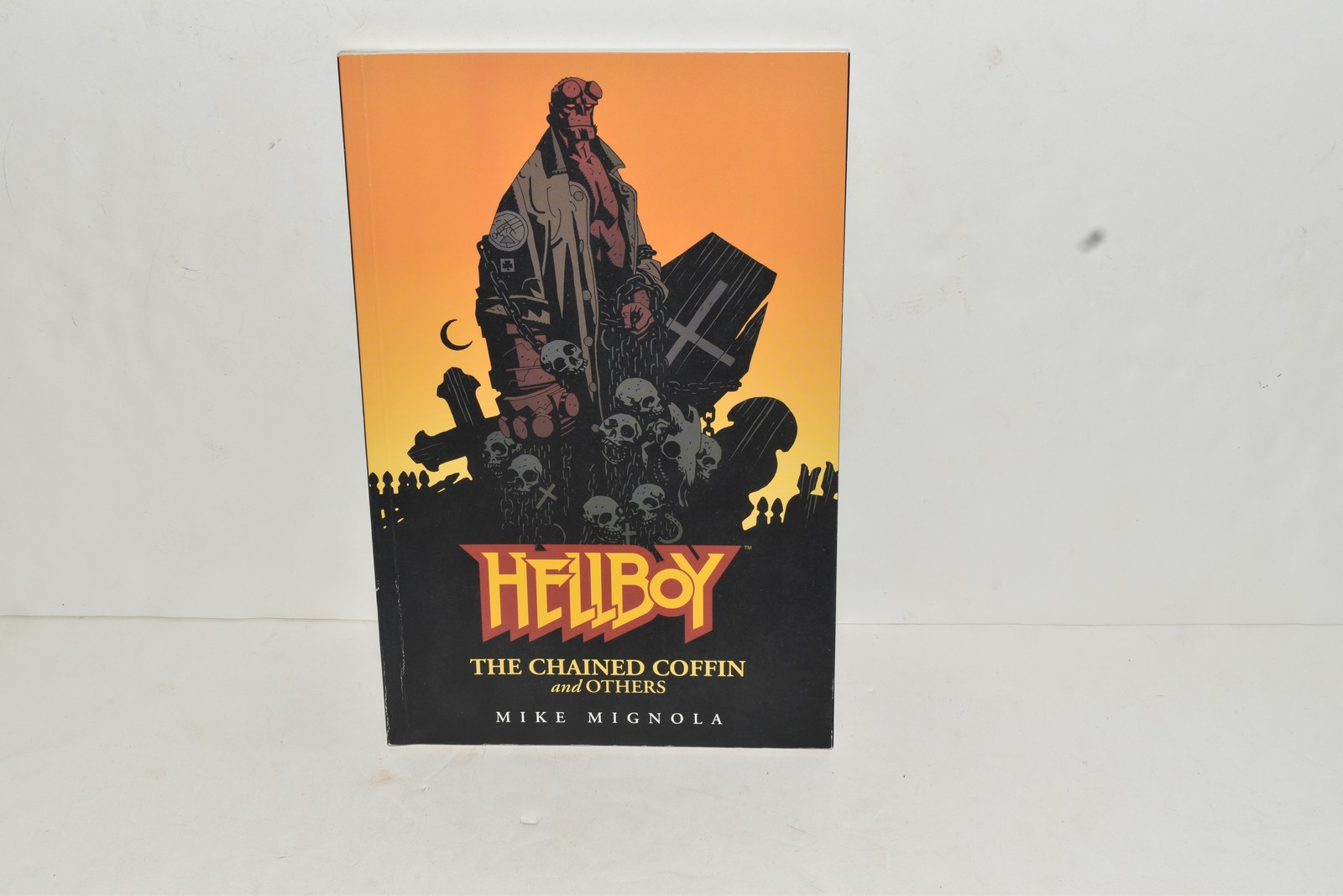 HELLBOY CHAINED COFFIN & OTHERS TPB 1ST EDITION By Mike Mignola (RPB1096)