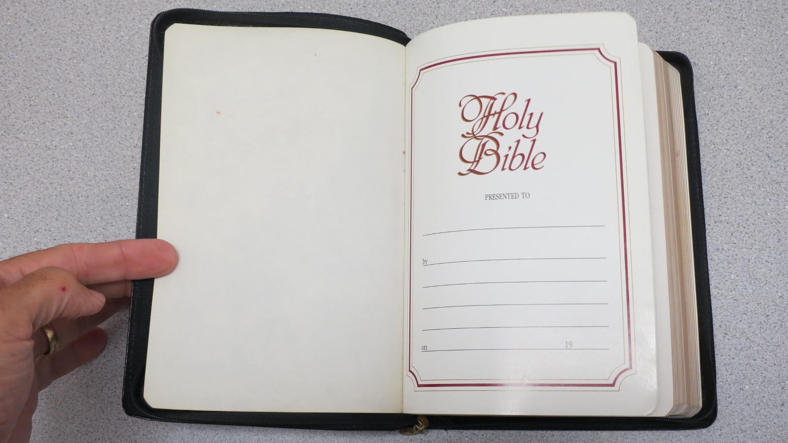 Crown Reference Bible KJV Broadman Holman – bonded black leather with zipper