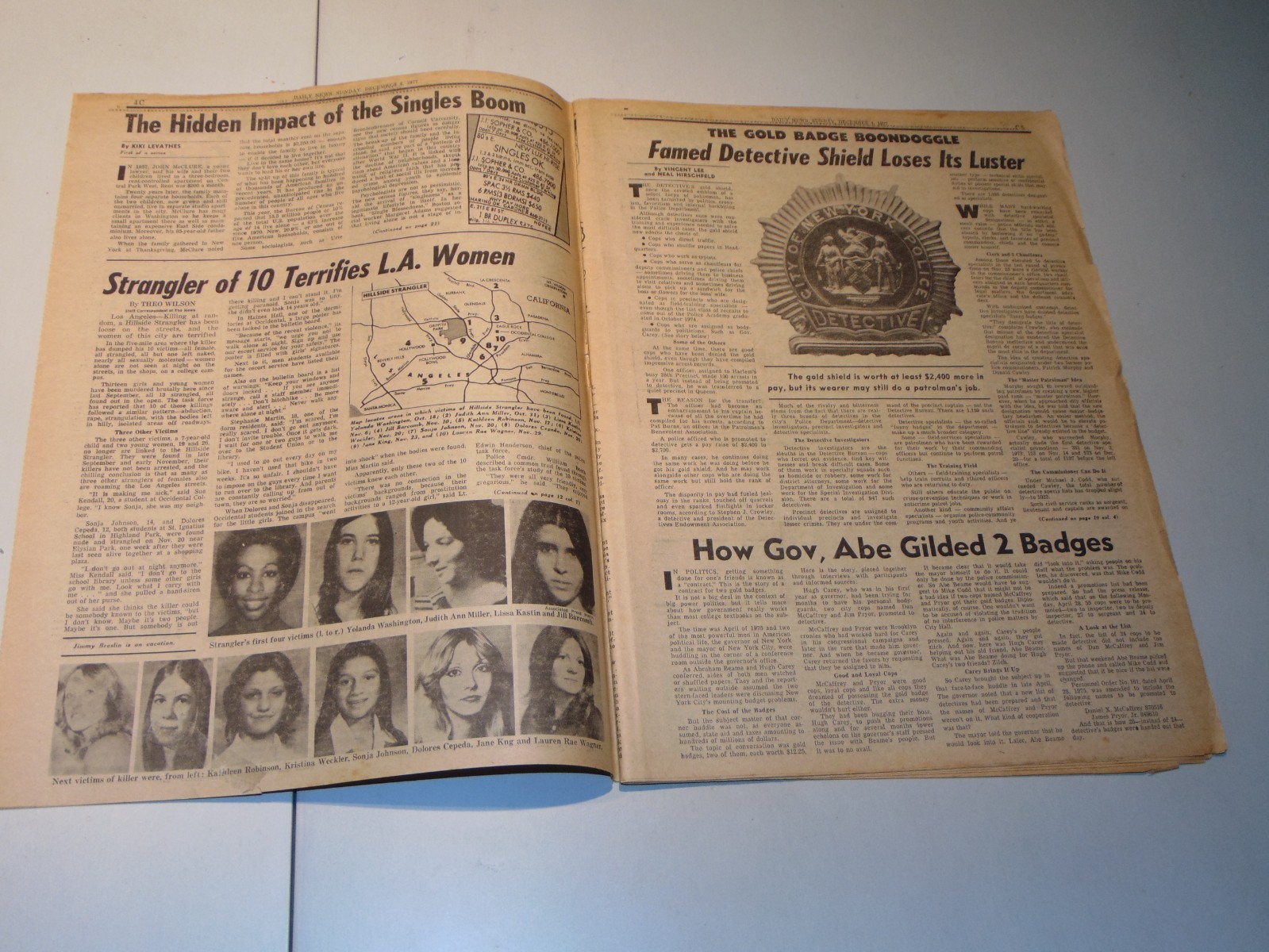 DEC. 4, 1977 „N.Y. DAILY NEWS“ NEWSPAPER: HILLSIDE STRANGLER’S GRIP ON L.A.