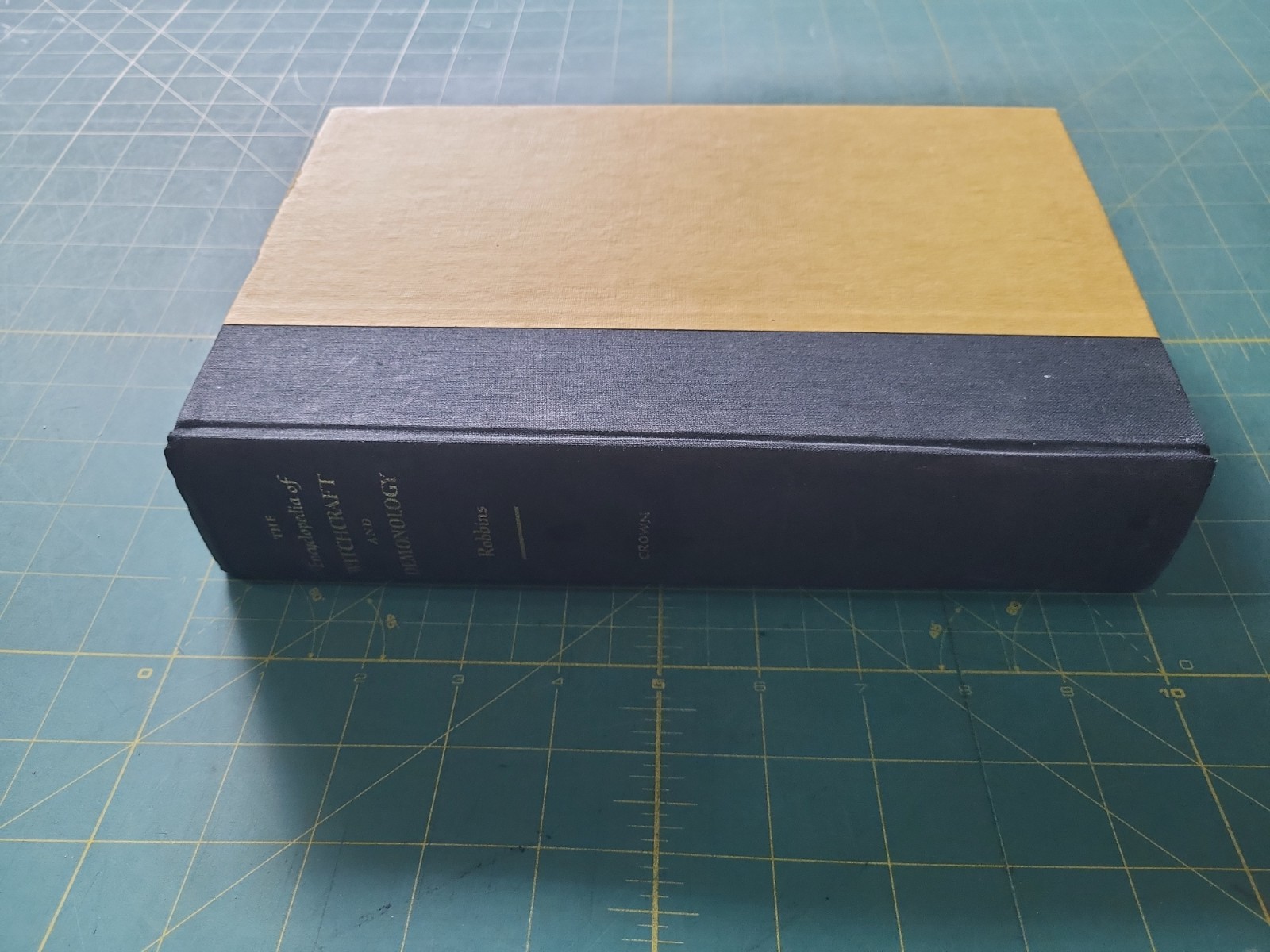 OCCULT: THE ENCYCLOPEDIA OF WITCHCRAFT AND DEMONOLOGY, Robbins, Illustrated 1970