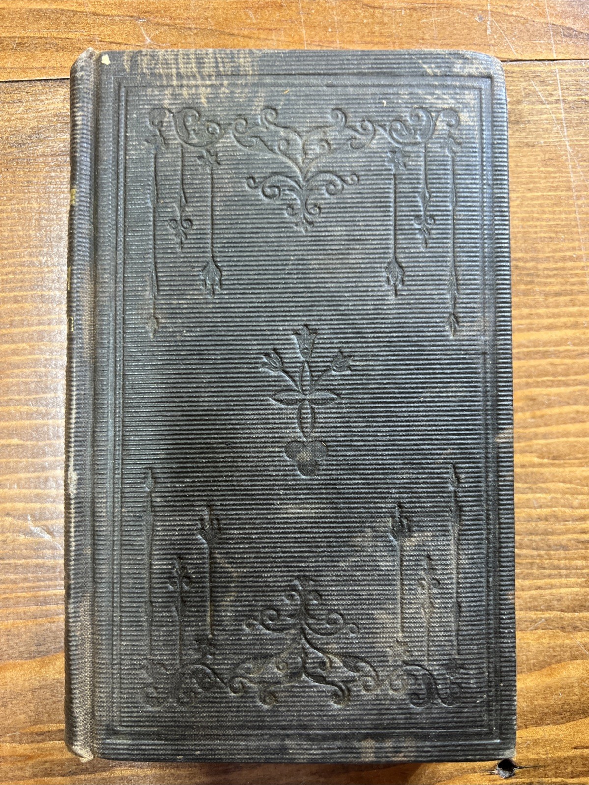 The Wreath: A Collection Of Poems from Celebrated English Authors 1843