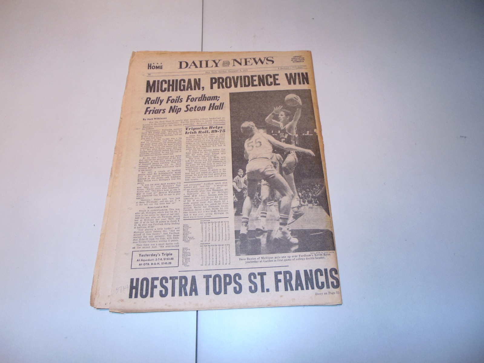 DEC. 4, 1977 „N.Y. DAILY NEWS“ NEWSPAPER: HILLSIDE STRANGLER’S GRIP ON L.A.