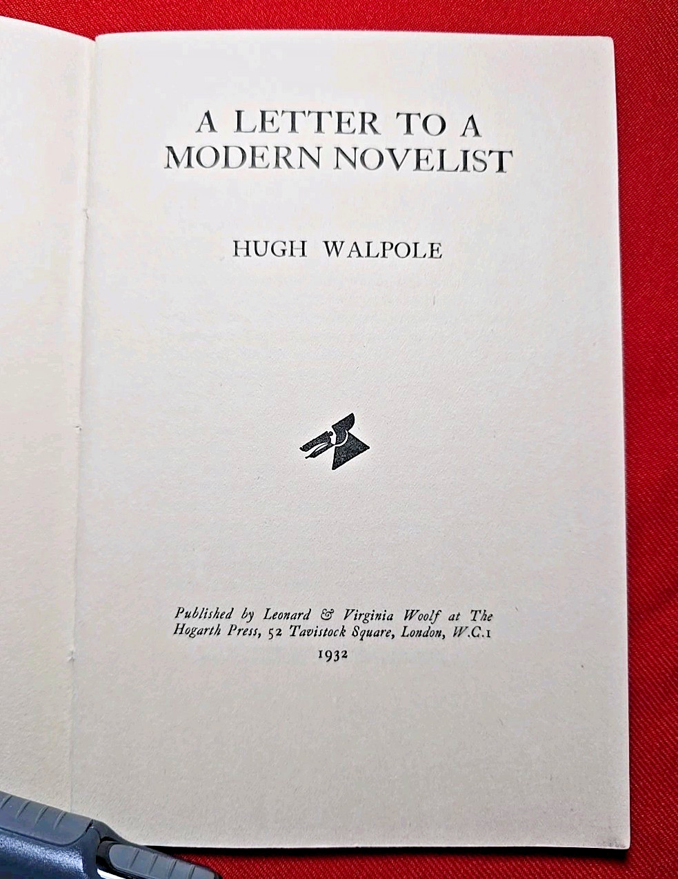 Walpole, Hugh. „A Letter to a Modern Novelist“: Hogarth Letters No. 9, 1932 1st