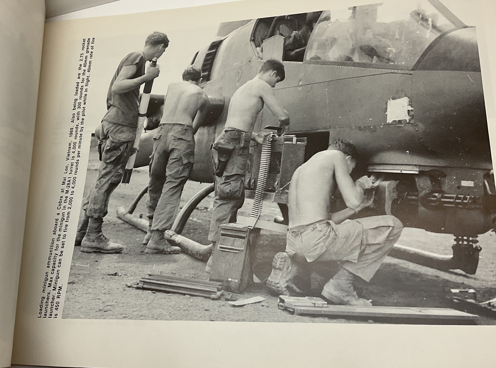 Gunslingers In Action 1974 PB Lou Drendel. (Army Aviation During Wietnam War)
