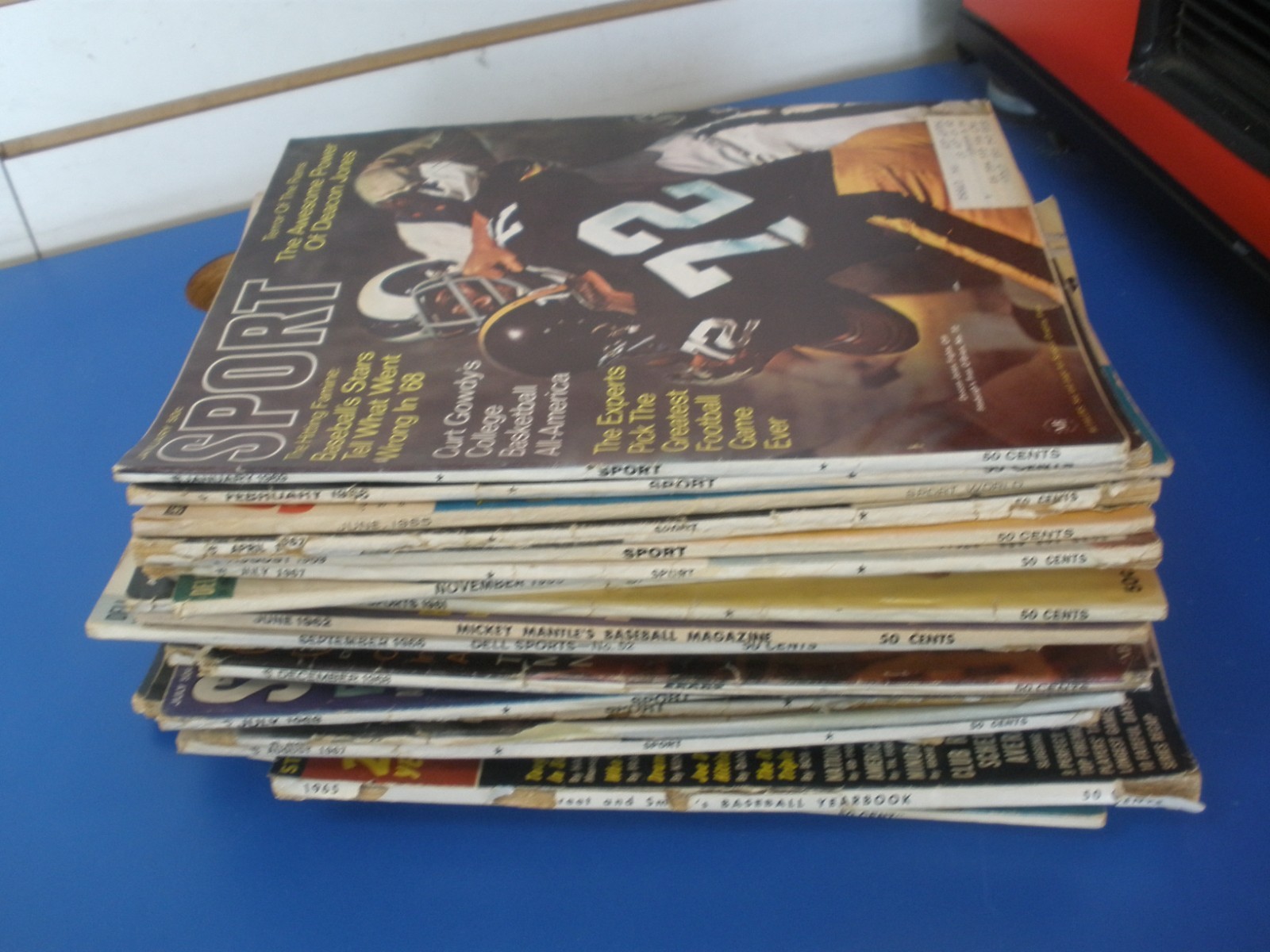 HUGE LOT OF 27 VINTAGE SPORTS MAGAZINES 1960’S MANTLE CLEMENTE OJ YOGI