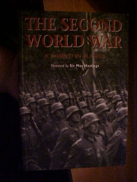 A WORLD IN FLAMES: THE SECOND WORLD WAR by HASTINGS Detailed Illus Hist (2004