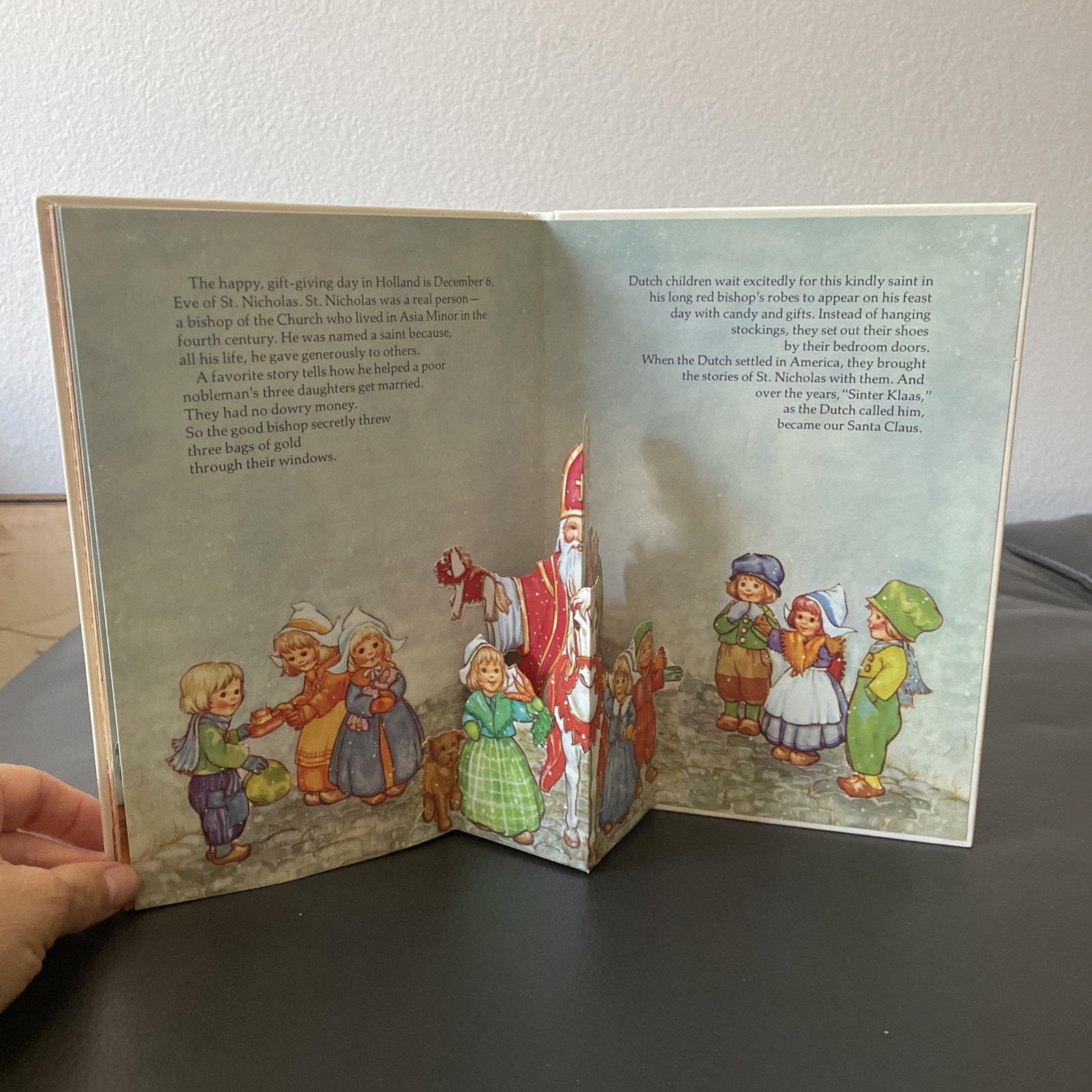 VTG 80s Pop Up Christmas in Many Lands First Edition Hallmark Barbara Bartocci