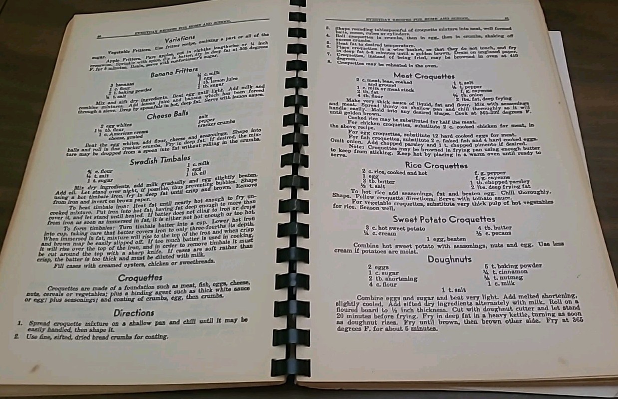 Everyday Recipes for Home and School by Strowig (1946, Paperback) VTG Cook Book