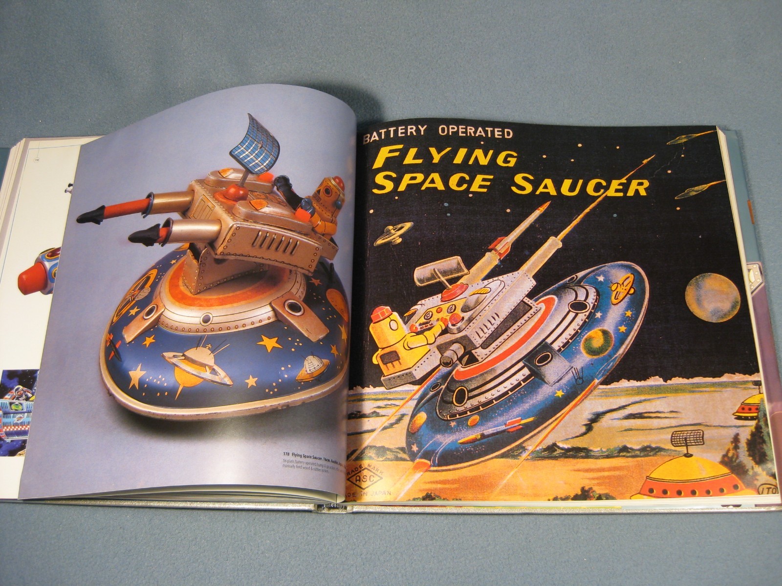 FUTURE TOYS: ROBOTS, ASTRONAUTS, SPACESHIPS, RAY GUNS By Antoni Emchowicz & Paul