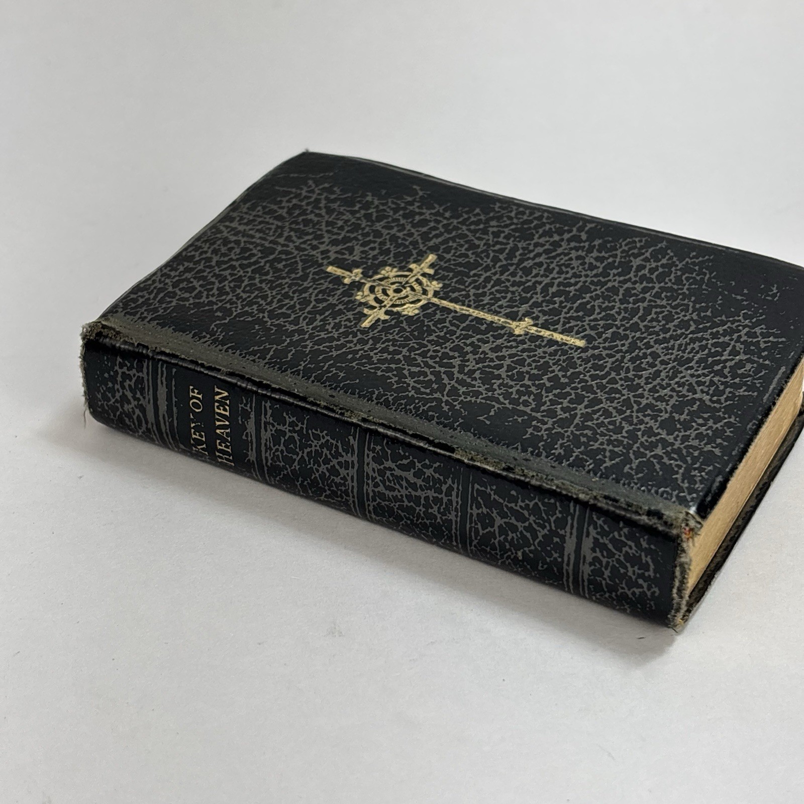 1954 KEY OF HEAVEN A COMPLETE PRAYERBOOK FOR CATHOLICS DEVOTIONS 4.5”x3” READ