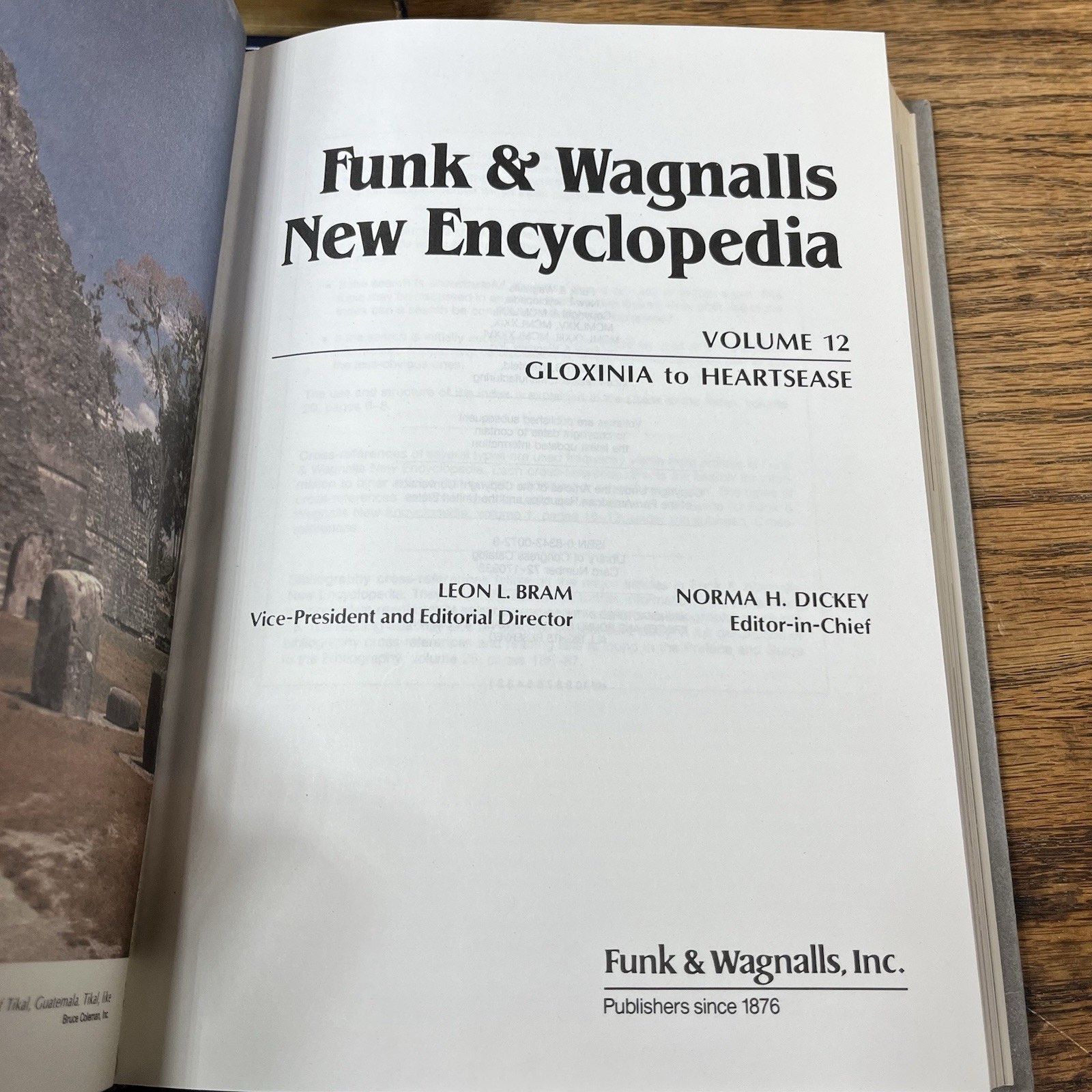 Funk n Wagnalls New Encyclopedia Complete 29 Volume Set w 2 Desk Dictionary 1986