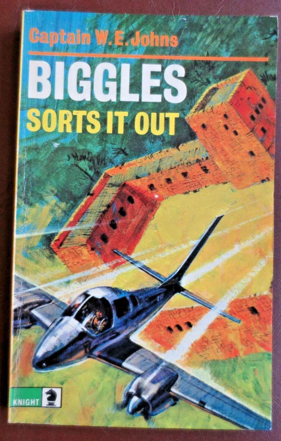 BIGGLES Sorts it Out CAPTAIN W.E. JOHNS Vintage Knight Paperback Book