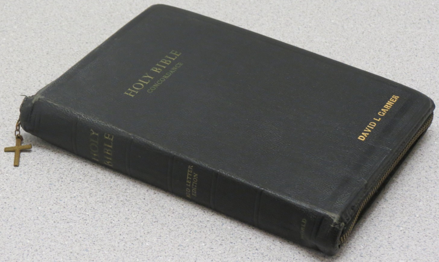 Holy Bible World Publisher – KJV – cross zipper – Concordance – Red Letter