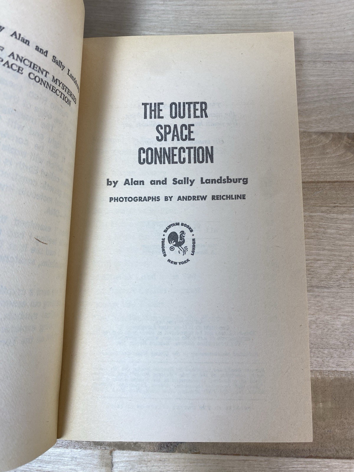 The Outer Space Connection Alan and Sally Landsburg 1975 Bantam Books Paperback