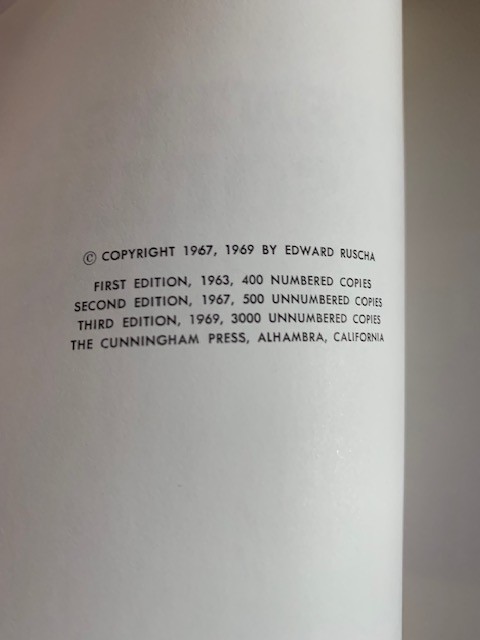 TWENTYSIX GASOLINE STATIONS – 3RD. PRINTING BY EDWARD RUSCHA – ‚AS‘ NEW COPY
